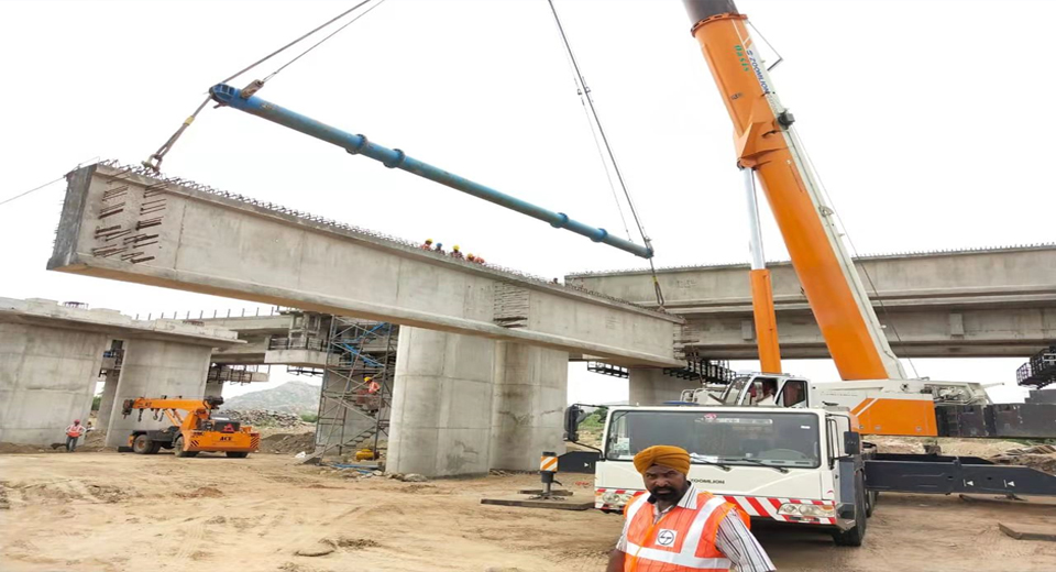 Zoomlion QAY300 Working In Raipur Site Erecting PSC Girder Of 72 Metric